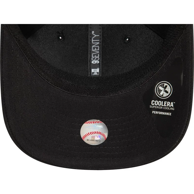 schwarze-gebogene-snapback-kappe-mit-schwarzem-logo-9seventy-stretch-snap-der-new-york-yankees-mlb-von-new-era schwarze-gebogene-snapback-kappe-mit-schwarzem-logo-9seventy-stretch-snap-der-new-york-yankees-mlb-von-new-era