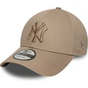hellbraune-verstellbare-curved-cap-mit-braunem-logo-9forty-league-essential-der-new-york-yankees-mlb-von-new-era