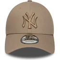 casquette-courbee-marron-claire-ajustable-avec-logo-marron-9forty-league-essential-new-york-yankees-mlb-new-era