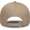 hellbraune-verstellbare-curved-cap-mit-braunem-logo-9forty-league-essential-der-new-york-yankees-mlb-von-new-era