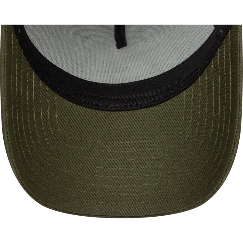 grune-und-weisse-trucker-cap-mit-grunem-logo-a-frame-league-essential-von-new-york-yankees-mlb-von-new-era