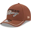 braune-gebogene-snapback-kappe-9forty-m-crown-a-frame-motorsport-von-nascar-von-new-era