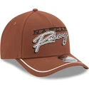braune-gebogene-snapback-kappe-9forty-m-crown-a-frame-motorsport-von-nascar-von-new-era