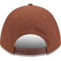 braune-gebogene-snapback-kappe-9forty-m-crown-a-frame-motorsport-von-nascar-von-new-era