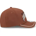 braune-gebogene-snapback-kappe-9forty-m-crown-a-frame-motorsport-von-nascar-von-new-era