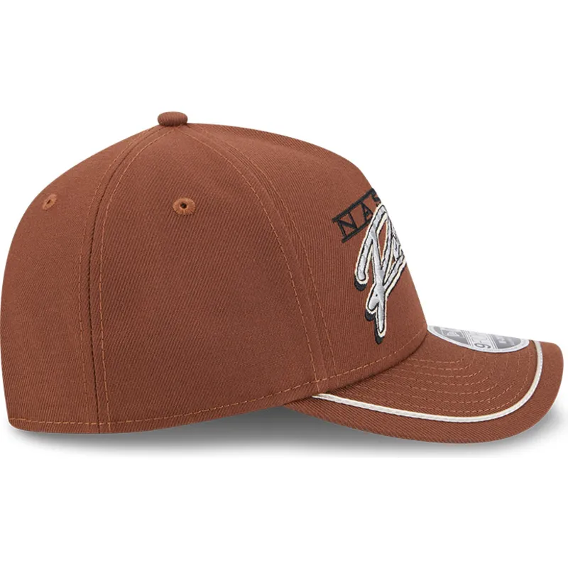 braune-gebogene-snapback-kappe-9forty-m-crown-a-frame-motorsport-von-nascar-von-new-era
