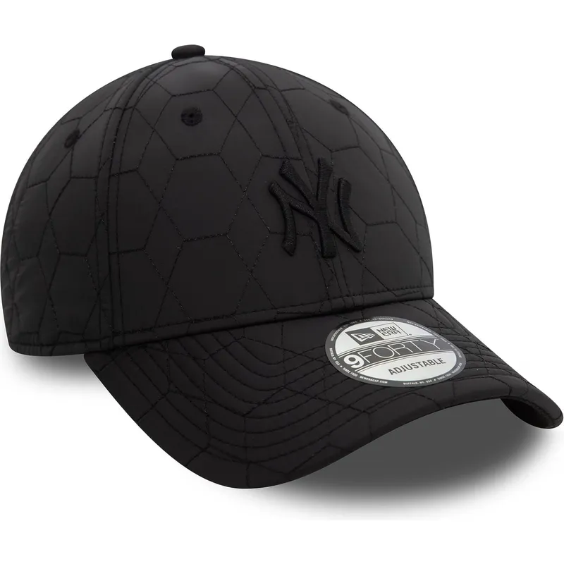 schwarze-verstellbare-curved-cap-mit-schwarzem-logo-9forty-quilted-der-new-york-yankees-mlb-von-new-era schwarze-verstellbare-curved-cap-mit-schwarzem-logo-9forty-quilted-der-new-york-yankees-mlb-von-new-era