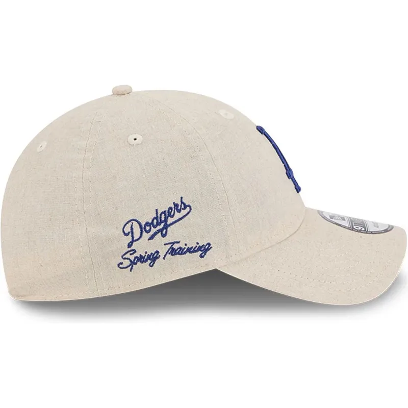 beige-verstellbare-curved-cap-mit-blauem-logo-9twenty-linen-spring-training-fan-pack-2025-der-los-angeles-dodgers-mlb-von-new-er beige-verstellbare-curved-cap-mit-blauem-logo-9twenty-linen-spring-training-fan-pack-2025-der-los-angeles-dodgers-mlb-von-new-er