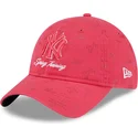 gebogene-rosa-verstellbare-damenkappe-9twenty-pattern-spring-training-fan-pack-2025-der-new-york-yankees-mlb-von-new-era