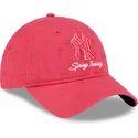 gebogene-rosa-verstellbare-damenkappe-9twenty-pattern-spring-training-fan-pack-2025-der-new-york-yankees-mlb-von-new-era
