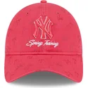gebogene-rosa-verstellbare-damenkappe-9twenty-pattern-spring-training-fan-pack-2025-der-new-york-yankees-mlb-von-new-era