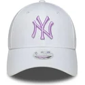 casquette-courbee-blanche-ajustable-pour-femme-avec-logo-violet-9forty-league-essential-new-york-yankees-mlb-new-era