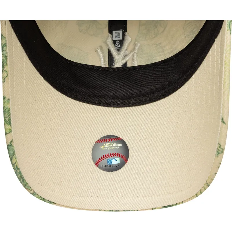 beige-verstellbare-curved-cap-fur-damen-9twenty-all-over-print-tropical-der-new-york-yankees-mlb-von-new-era