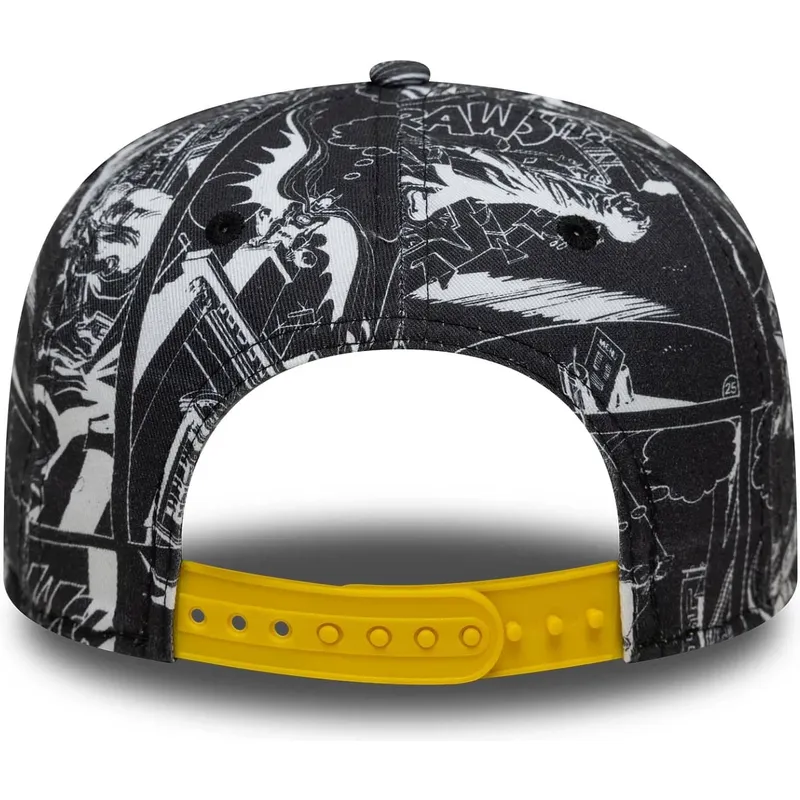 schwarze-flache-snapback-kappe-fur-kinder-9fifty-all-over-print-von-batman-dc-comics-von-new-era