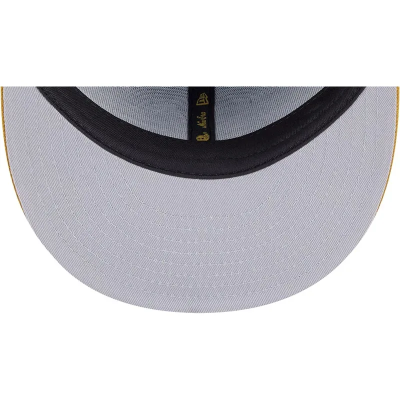 schwarze-und-gelbe-anliegende-flatcap-mit-goldenem-logo-59fifty-day-von-new-york-yankees-mlb-von-new-era schwarze-und-gelbe-anliegende-flatcap-mit-goldenem-logo-59fifty-day-von-new-york-yankees-mlb-von-new-era