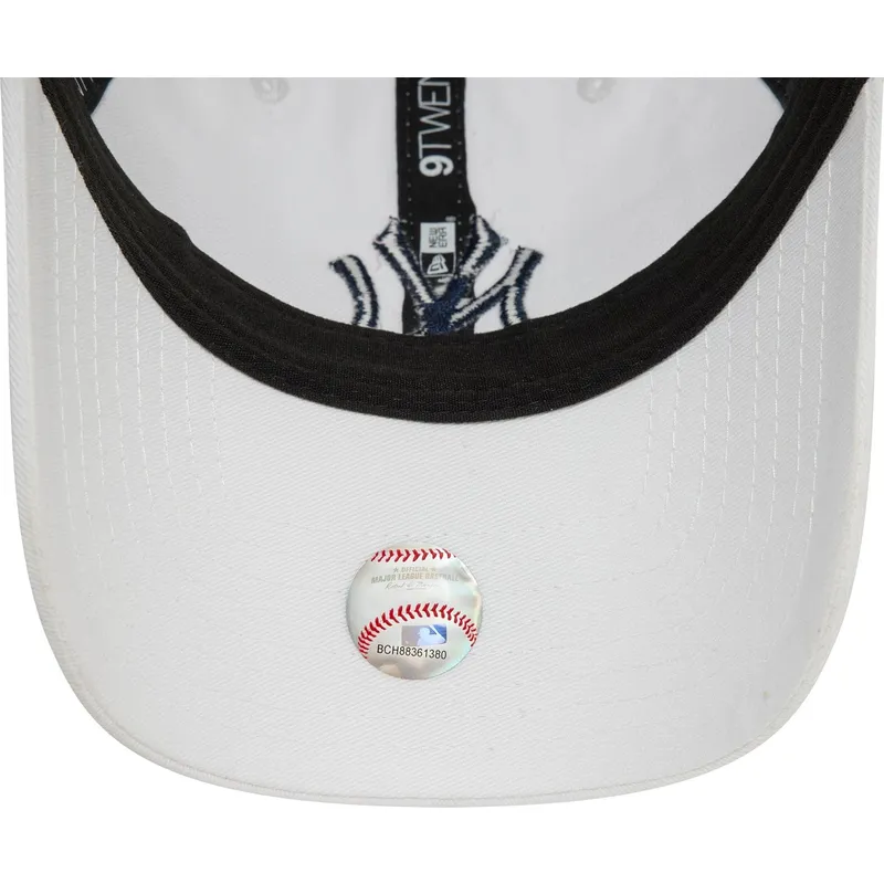 weisse-verstellbare-curved-cap-mit-blauem-logo-9twenty-core-classic-der-new-york-yankees-mlb-von-new-era