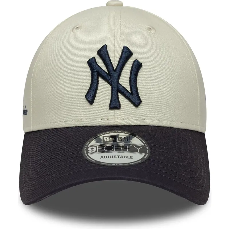 gebogene-beige-und-marineblaue-verstellbare-kappe-9forty-side-script-der-new-york-yankees-mlb-von-new-era