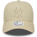casquette-trucker-beige-pour-femme-a-frame-league-essential-new-york-yankees-mlb-new-era