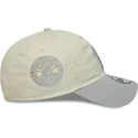 beige-und-graue-verstellbare-curved-cap-fur-damen-9twenty-world-series-cooperstown-der-new-york-yankees-mlb-von-new-era