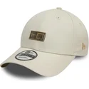 beige-verstellbare-curved-cap-9forty-badge-von-new-era