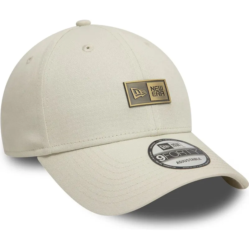 beige-verstellbare-curved-cap-9forty-badge-von-new-era
