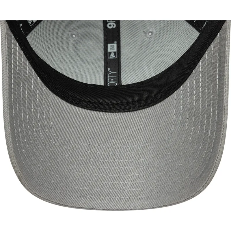 graue-gebogene-snapback-kappe-9forty-core-von-ufc-ultimate-fighting-championship-von-new-era