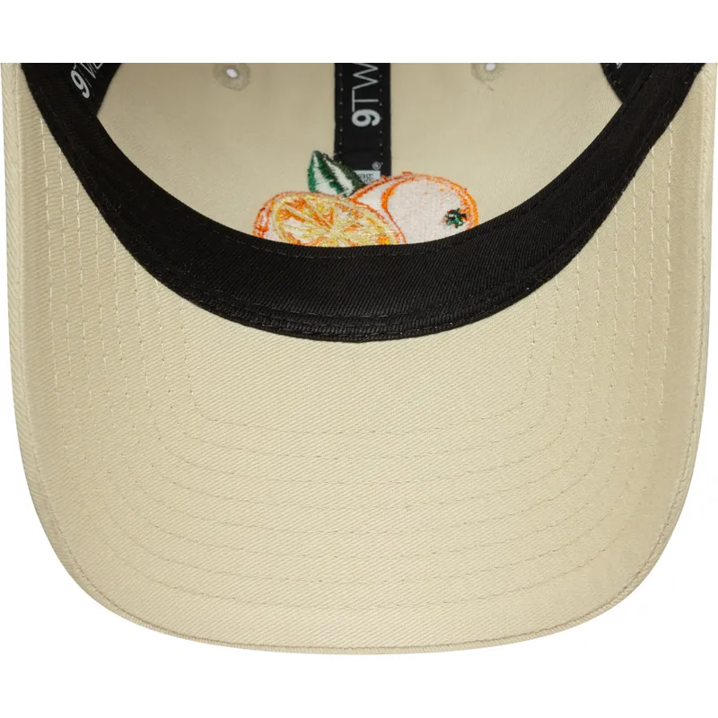 beige-verstellbare-curved-cap-fur-damen-9twenty-phrase-mi-media-naranja-von-new-era beige-verstellbare-curved-cap-fur-damen-9twenty-phrase-mi-media-naranja-von-new-era
