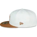 weisse-und-braune-anliegende-flatcap-59fifty-chrome-toast-side-patch-der-new-york-yankees-mlb-von-new-era
