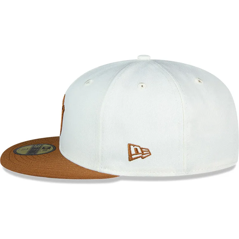 weisse-und-braune-anliegende-flatcap-59fifty-chrome-toast-side-patch-der-new-york-yankees-mlb-von-new-era