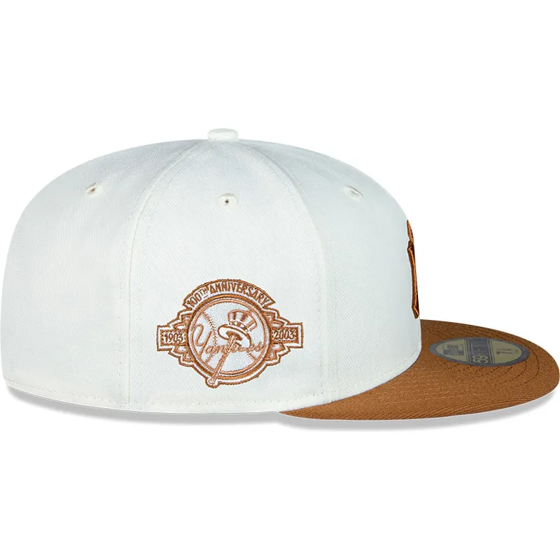 weisse-und-braune-anliegende-flatcap-59fifty-chrome-toast-side-patch-der-new-york-yankees-mlb-von-new-era