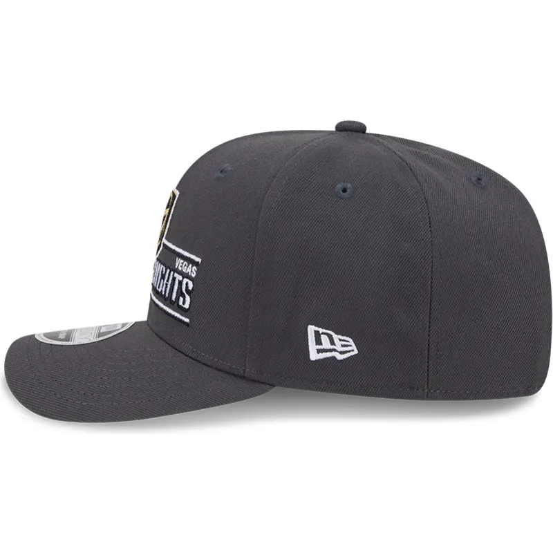 graue-gebogene-snapback-kappe-9seventy-stretch-snap-stated-der-vegas-golden-knights-nhl-von-new-era graue-gebogene-snapback-kappe-9seventy-stretch-snap-stated-der-vegas-golden-knights-nhl-von-new-era