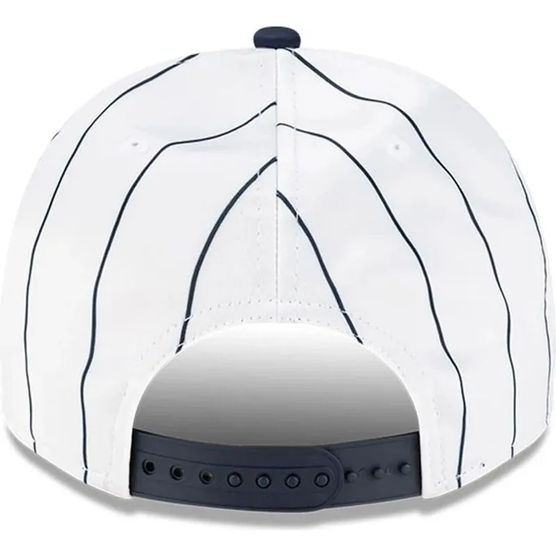 weisse-und-marineblaue-gebogene-snapback-kappe-9fifty-a-frame-satin-pinstripe-der-new-york-yankees-mlb-von-new-era