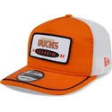 orangene-und-weisse-gebogene-snapback-kappe-19twenty-embroidered-patch-der-anaheim-ducks-nhl-von-new-era