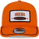 orangene-und-weisse-gebogene-snapback-kappe-19twenty-embroidered-patch-der-anaheim-ducks-nhl-von-new-era