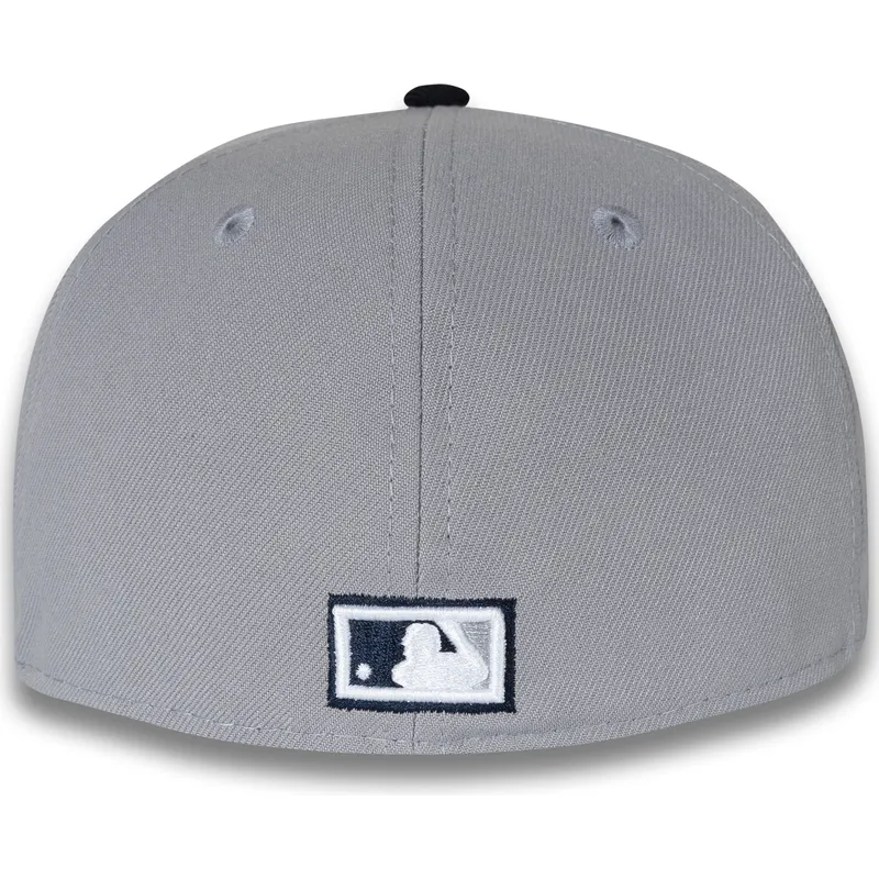 graue-und-marineblaue-anliegende-flatcap-59fifty-world-series-2000-side-patch-der-new-york-yankees-mlb-von-new-era graue-und-marineblaue-anliegende-flatcap-59fifty-world-series-2000-side-patch-der-new-york-yankees-mlb-von-new-era