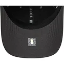 graue-verstellbare-curved-cap-9forty-pin-der-los-angeles-lakers-nba-von-new-era