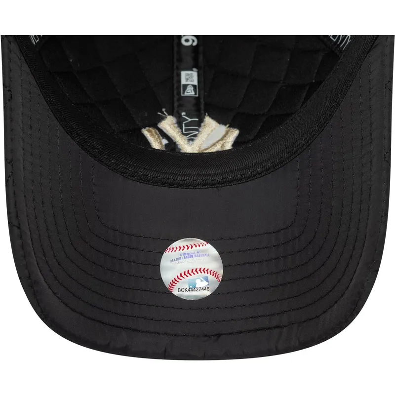 schwarze-verstellbare-curved-cap-mit-beigem-logo-9twenty-quilted-der-new-york-yankees-mlb-von-new-era