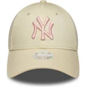 beige-gebogene-verstellbare-damenkappe-mit-rosa-logo-9forty-league-essential-der-new-york-yankees-mlb-von-new-era