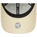 beige-gebogene-verstellbare-damenkappe-mit-rosa-logo-9forty-league-essential-der-new-york-yankees-mlb-von-new-era
