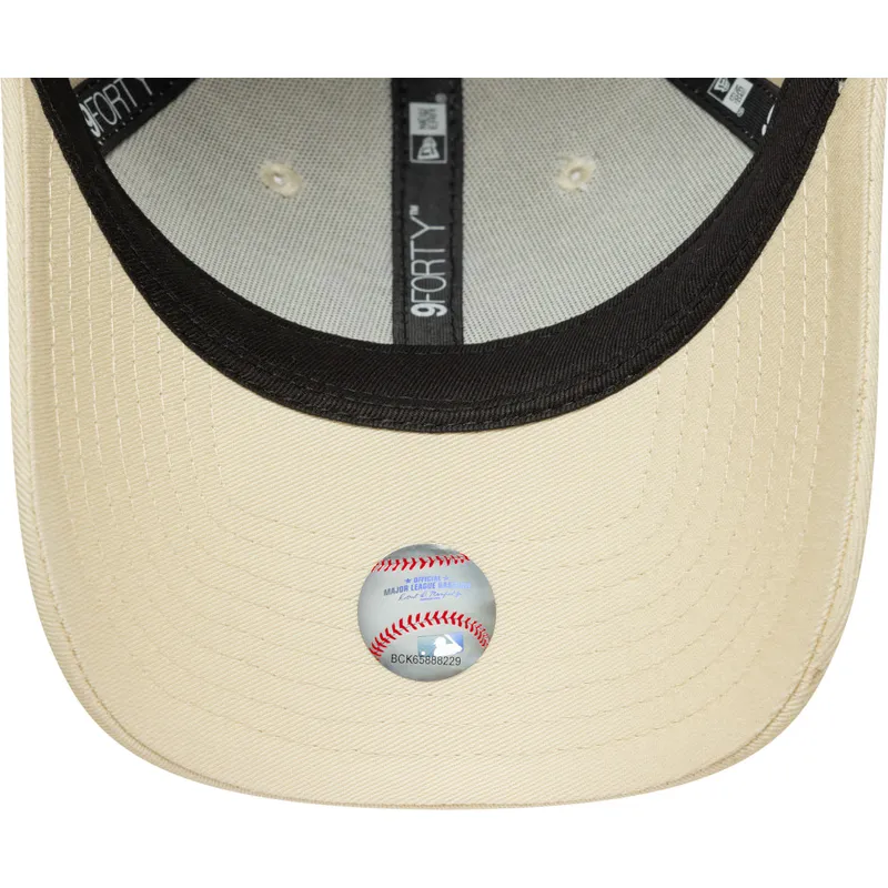 beige-gebogene-verstellbare-damenkappe-mit-rosa-logo-9forty-league-essential-der-new-york-yankees-mlb-von-new-era