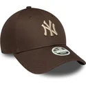 braune-gebogene-verstellbare-damenkappe-mit-beigem-logo-9forty-league-essential-der-new-york-yankees-mlb-von-new-era