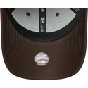 braune-gebogene-verstellbare-damenkappe-mit-beigem-logo-9forty-league-essential-der-new-york-yankees-mlb-von-new-era