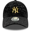schwarze-verstellbare-curved-cap-fur-damen-mit-gelbem-logo-9forty-leo-velour-metallic-der-new-york-yankees-mlb-von-new-era