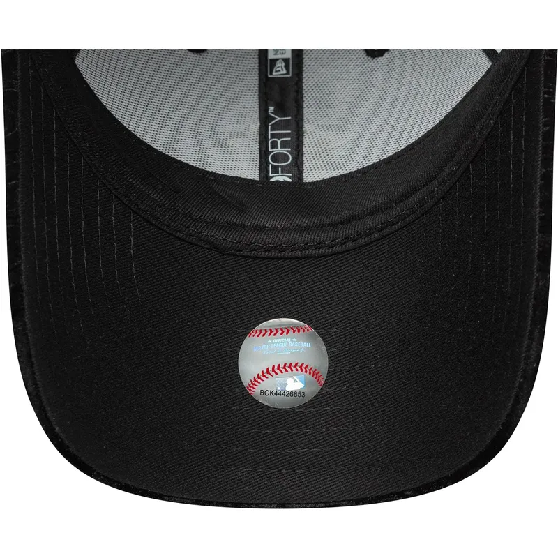 schwarze-verstellbare-curved-cap-fur-damen-mit-gelbem-logo-9forty-leo-velour-metallic-der-new-york-yankees-mlb-von-new-era schwarze-verstellbare-curved-cap-fur-damen-mit-gelbem-logo-9forty-leo-velour-metallic-der-new-york-yankees-mlb-von-new-era