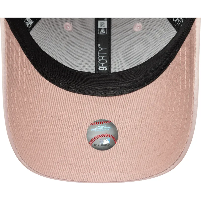 rosafarbene-verstellbare-curved-cap-fur-damen-mit-rosa-logo-9forty-satin-bow-back-der-new-york-yankees-mlb-von-new-era