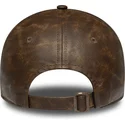 braune-verstellbare-curved-cap-fur-damen-mit-braunem-logo-9twenty-worn-pu-der-new-york-yankees-mlb-von-new-era