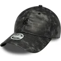 schwarze-gebogene-verstellbare-damenkappe-mit-schwarzem-logo-9twenty-worn-pu-der-new-york-yankees-mlb-von-new-era