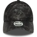 schwarze-gebogene-verstellbare-damenkappe-mit-schwarzem-logo-9twenty-worn-pu-der-new-york-yankees-mlb-von-new-era