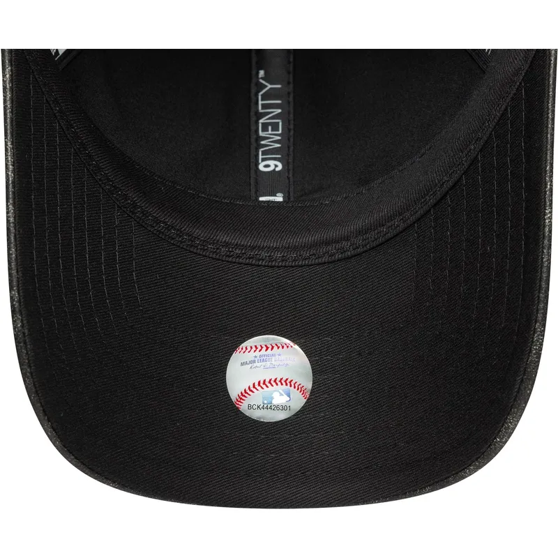 schwarze-gebogene-verstellbare-damenkappe-mit-schwarzem-logo-9twenty-worn-pu-der-new-york-yankees-mlb-von-new-era