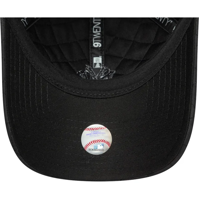schwarze-gebogene-verstellbare-damenkappe-mit-schwarzem-logo-9twenty-padded-von-new-york-yankees-mlb-von-new-era schwarze-gebogene-verstellbare-damenkappe-mit-schwarzem-logo-9twenty-padded-von-new-york-yankees-mlb-von-new-era